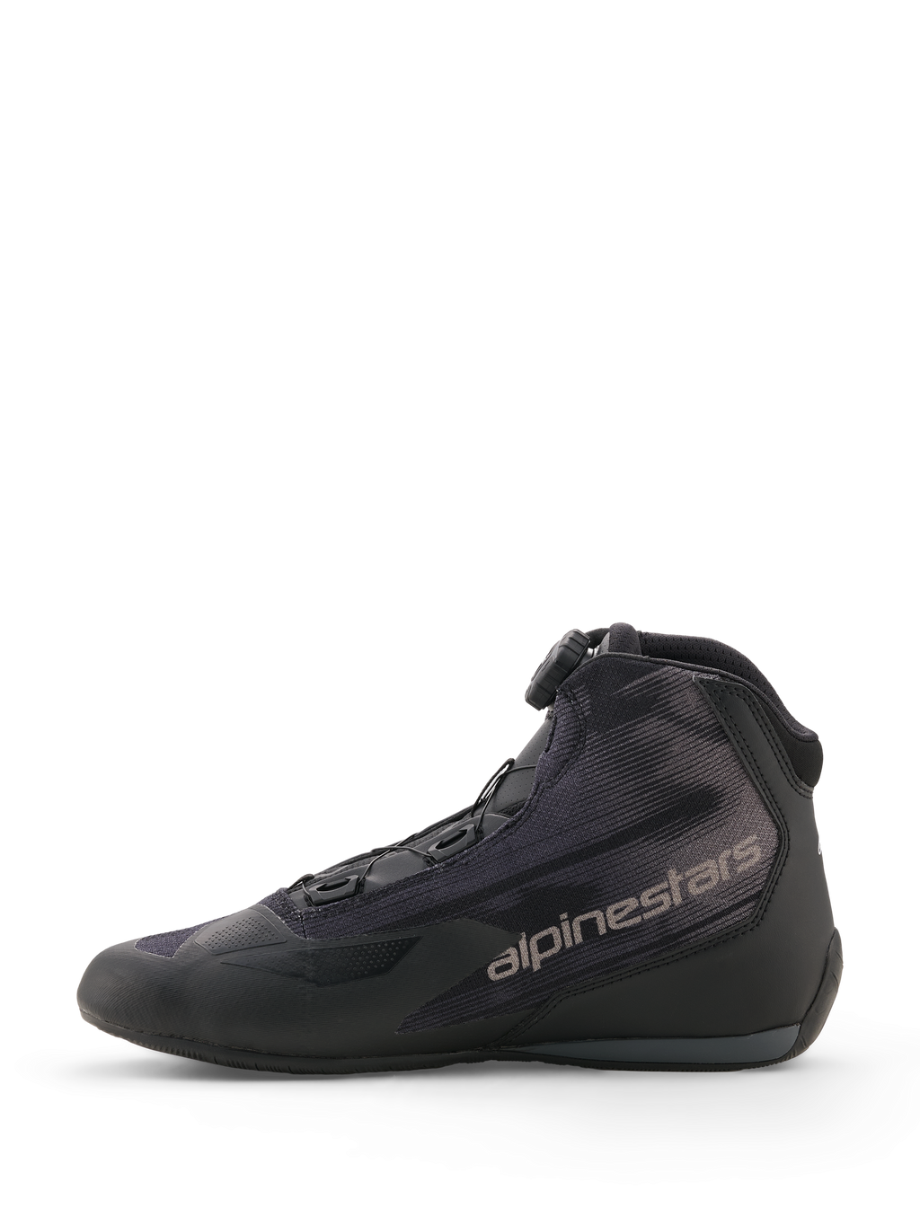 Sapatos Alpinestars Celer Superair, pretos e cinzento escuro, sapatos de moto desportivos, vista de perfil lateral com parte superior em têxtil de elevado fluxo de ar, botão do Sistema de Fecho Rotor e logótipo Alpinestars cinzento na lateral.