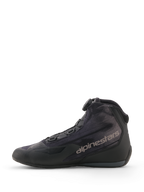 Sapatos Alpinestars Celer Superair, pretos e cinzento escuro, sapatos de moto desportivos, vista de perfil lateral com parte superior em têxtil de elevado fluxo de ar, botão do Sistema de Fecho Rotor e logótipo Alpinestars cinzento na lateral.