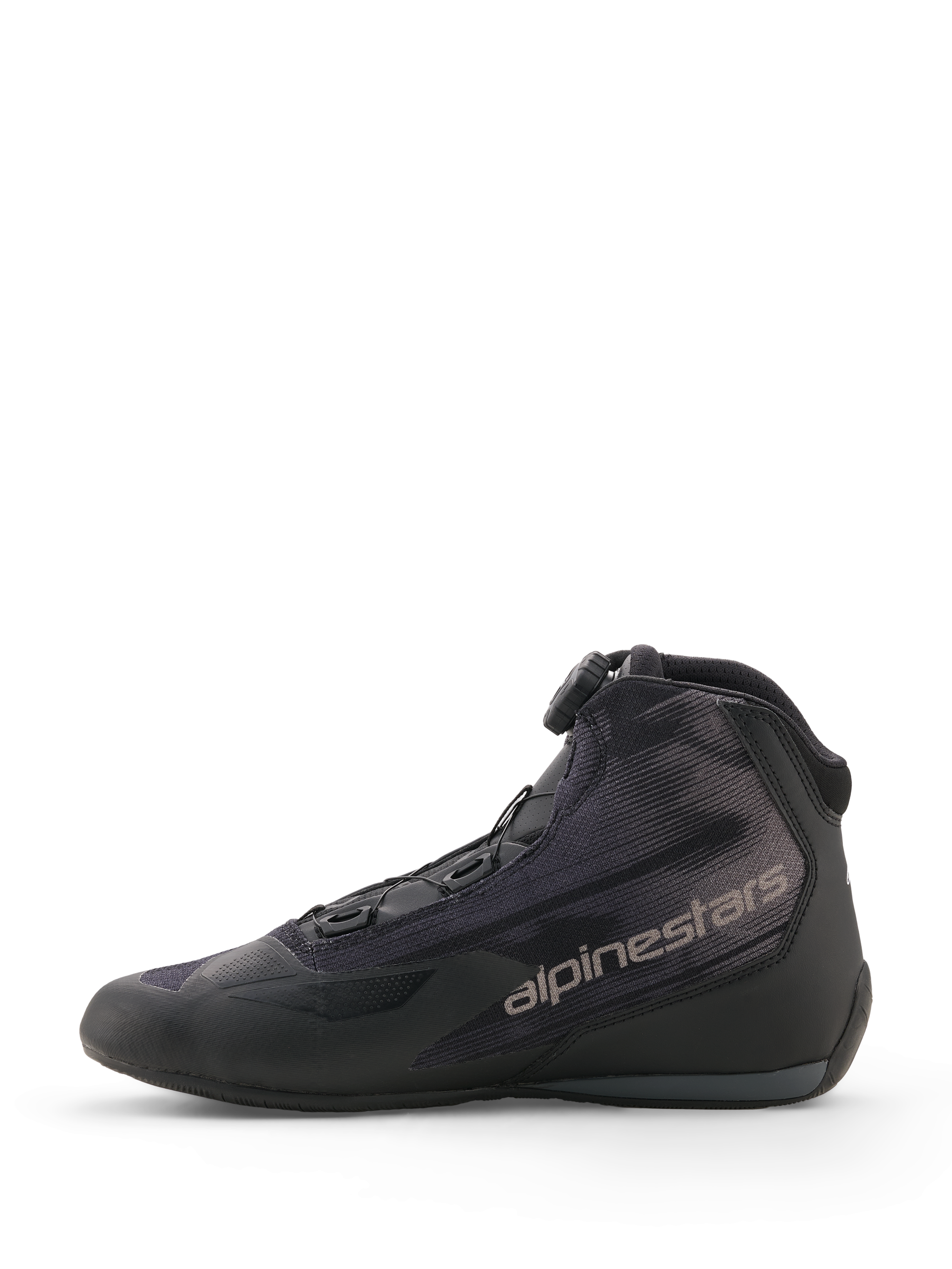 Sapatos Alpinestars Celer Superair, pretos e cinzento escuro, sapatos de moto desportivos, vista de perfil lateral com parte superior em têxtil de elevado fluxo de ar, botão do Sistema de Fecho Rotor e logótipo Alpinestars cinzento na lateral.