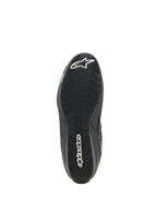 Sapatos Alpinestars Celer Superair, sapatos de motociclismo, preto e cinzento escuro, vista inferior da sola de borracha texturizada resistente ao óleo, com o logótipo de estrela da Alpinestars em branco na biqueira e a marca nominativa no calcanhar