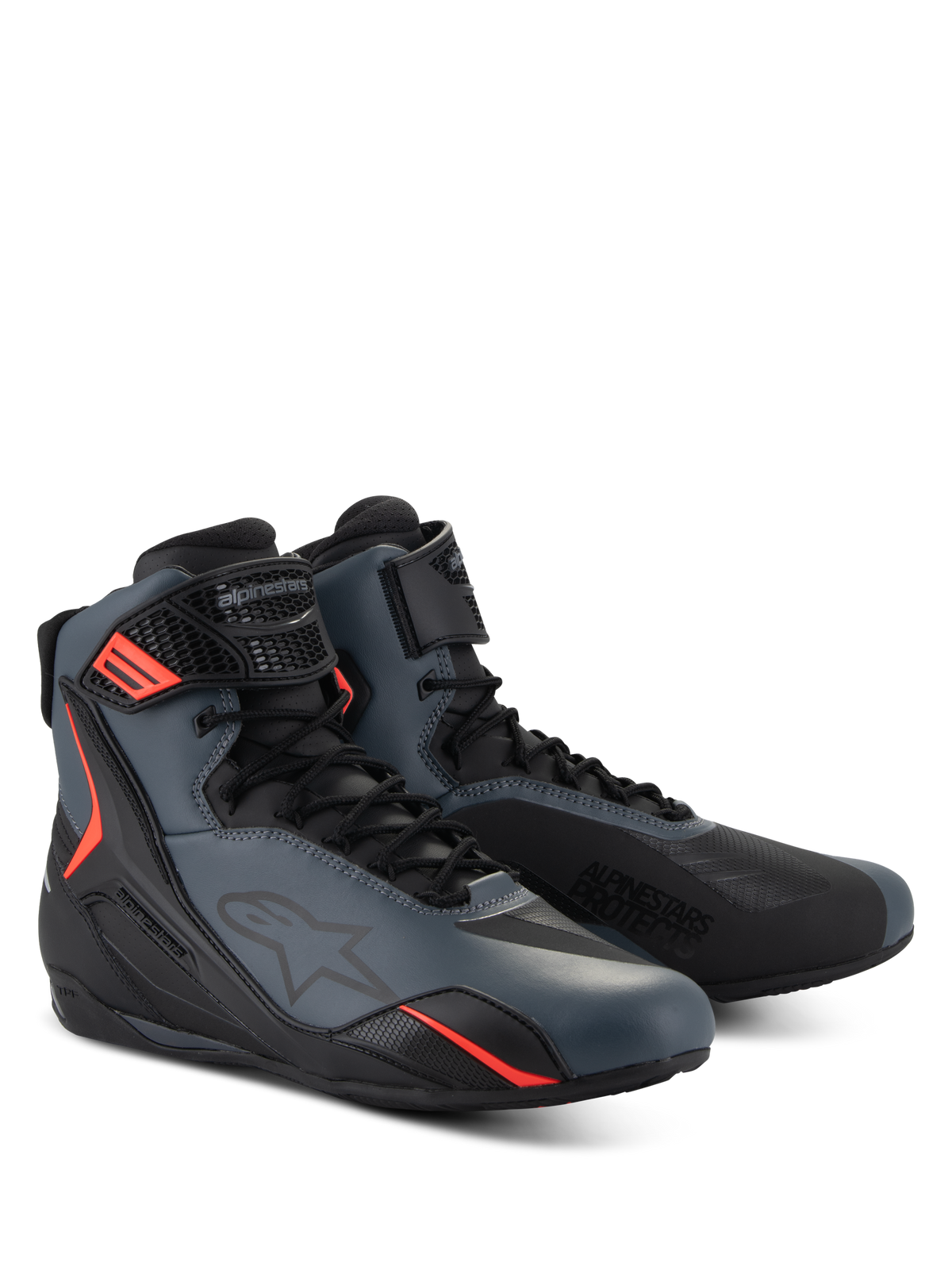 Sapatos Alpinestars Faster-4, sapatos de motociclismo, pretos, cinzentos e vermelho fluo, parte superior em microfibra sem costuras com painéis protetores em TPU, fecho de atacadores e tira de gancho e laço, perfil aerodinâmico desportivo para condução em estrada