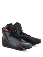 Sapatos Alpinestars Faster-4, sapatos de motociclismo, pretos, cinzentos e vermelho fluo, parte superior em microfibra sem costuras com painéis protetores em TPU, fecho de atacadores e tira de gancho e laço, perfil aerodinâmico desportivo para condução em estrada