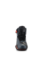 Sapatos Alpinestars Faster-4, sapatos de motociclismo, preto, cinzento e vermelho fluo, vista frontal com parte superior em microfibra sem costuras, atacadores tradicionais e correia de tornozelo ajustável com o logótipo Alpinestars