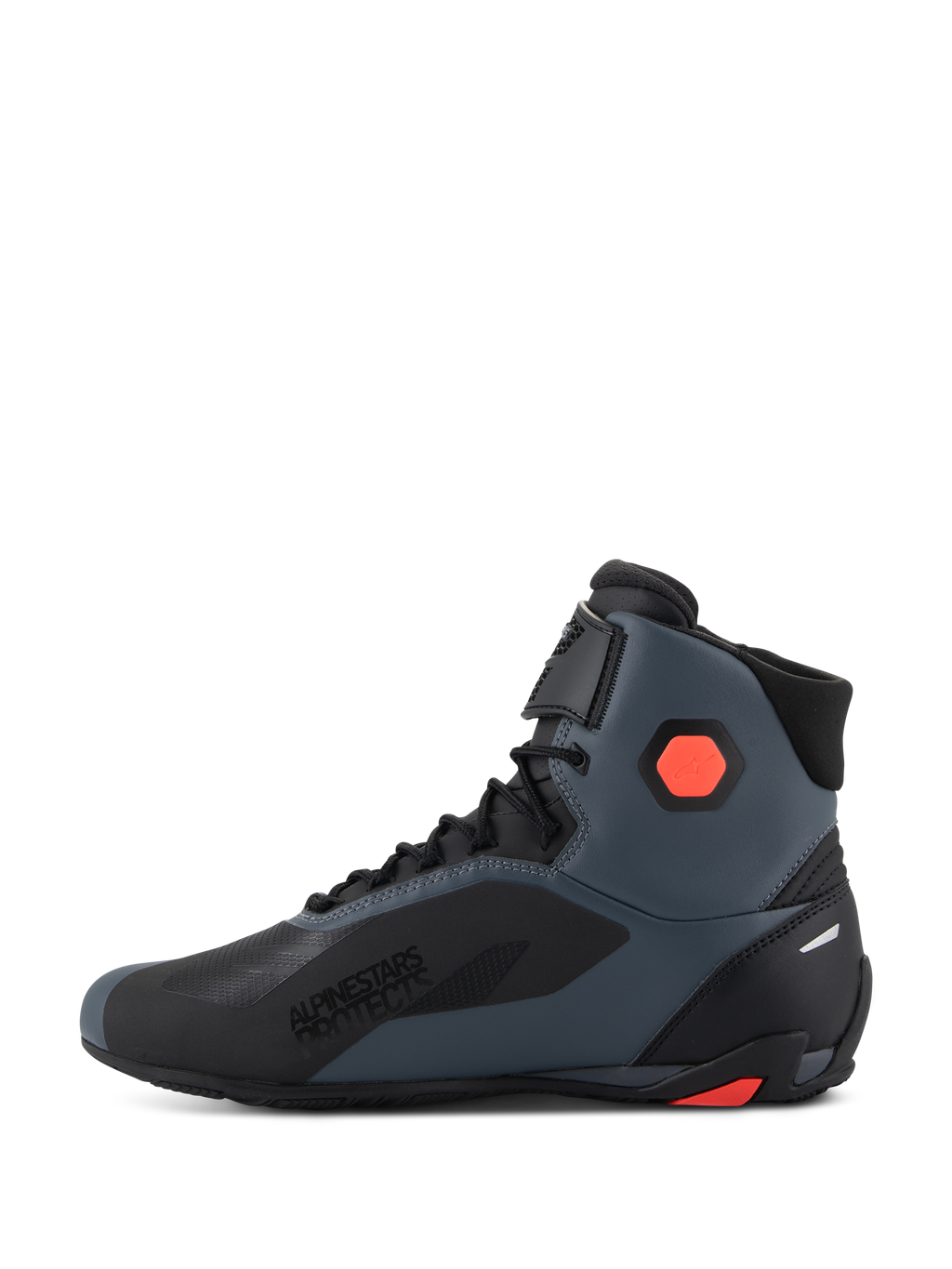 Alpinestars Faster-4 Shoes, sapatos de motociclismo, pretos, cinzentos e vermelho fluo, vista lateral que destaca a marca "Alpinestars Protects", construção em microfibra técnica com atacadores e tira de velcro, detalhes de proteção no tornozelo e calcanhar para condução em estrada