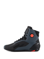Alpinestars Faster-4 Shoes, sapatos de motociclismo, pretos, cinzentos e vermelho fluo, vista lateral que destaca a marca "Alpinestars Protects", construção em microfibra técnica com atacadores e tira de velcro, detalhes de proteção no tornozelo e calcanhar para condução em estrada