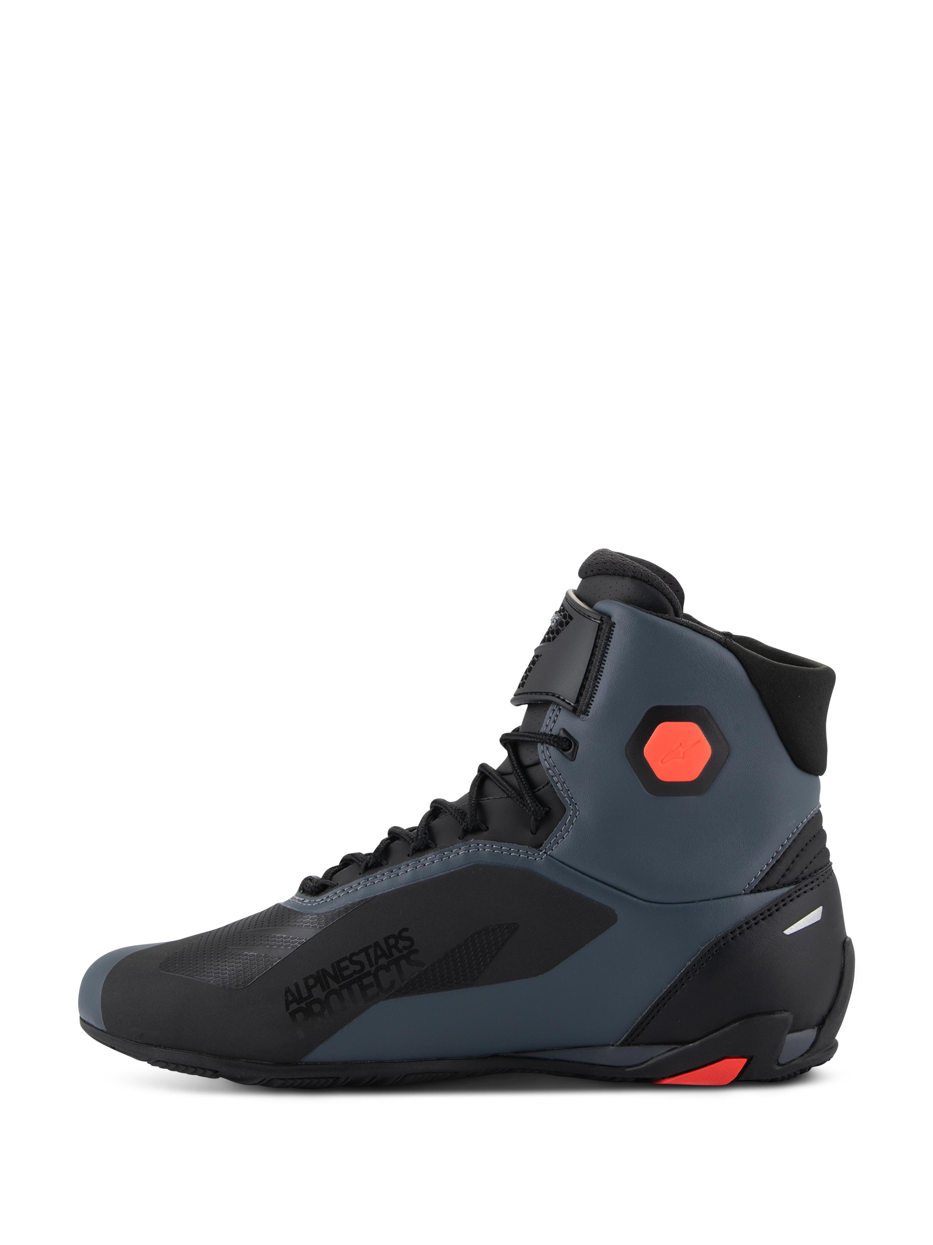 Alpinestars Faster-4 Shoes, sapatos de motociclismo, pretos, cinzentos e vermelho fluo, vista lateral que destaca a marca "Alpinestars Protects", construção em microfibra técnica com atacadores e tira de velcro, detalhes de proteção no tornozelo e calcanhar para condução em estrada