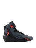 Alpinestars Faster-4 Shoes, sapatos de motociclismo de cano alto, cinzento escuro e preto com detalhes em vermelho vibrante, parte superior em microfibra elegante, logótipo de estrela lateral e sistema de atacadores seguro com tira de tornozelo ajustável