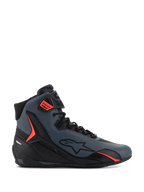 Alpinestars Faster-4 Shoes, sapatos de motociclismo de cano alto, cinzento escuro e preto com detalhes em vermelho vibrante, parte superior em microfibra elegante, logótipo de estrela lateral e sistema de atacadores seguro com tira de tornozelo ajustável