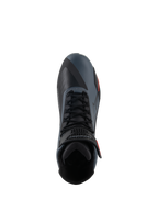 Sapatos Alpinestars Faster-4, sapatos de motociclismo, preto, cinzento e vermelho fluo, vista superior realçando o fecho de atacadores e a correia de tornozelo, parte superior em microfibra técnica com painéis sem costuras, design desportivo para condução de estrada de performance