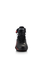 Sapatos Alpinestars Faster-4, sapatos de motociclismo, preto, branco e vermelho, vista frontal mostrando o fecho tradicional com atacadores e a correia ergonómica de tornozelo em TPR com logótipo Alpinestars, parte superior em microfibra elegante com detalhes em vermelho