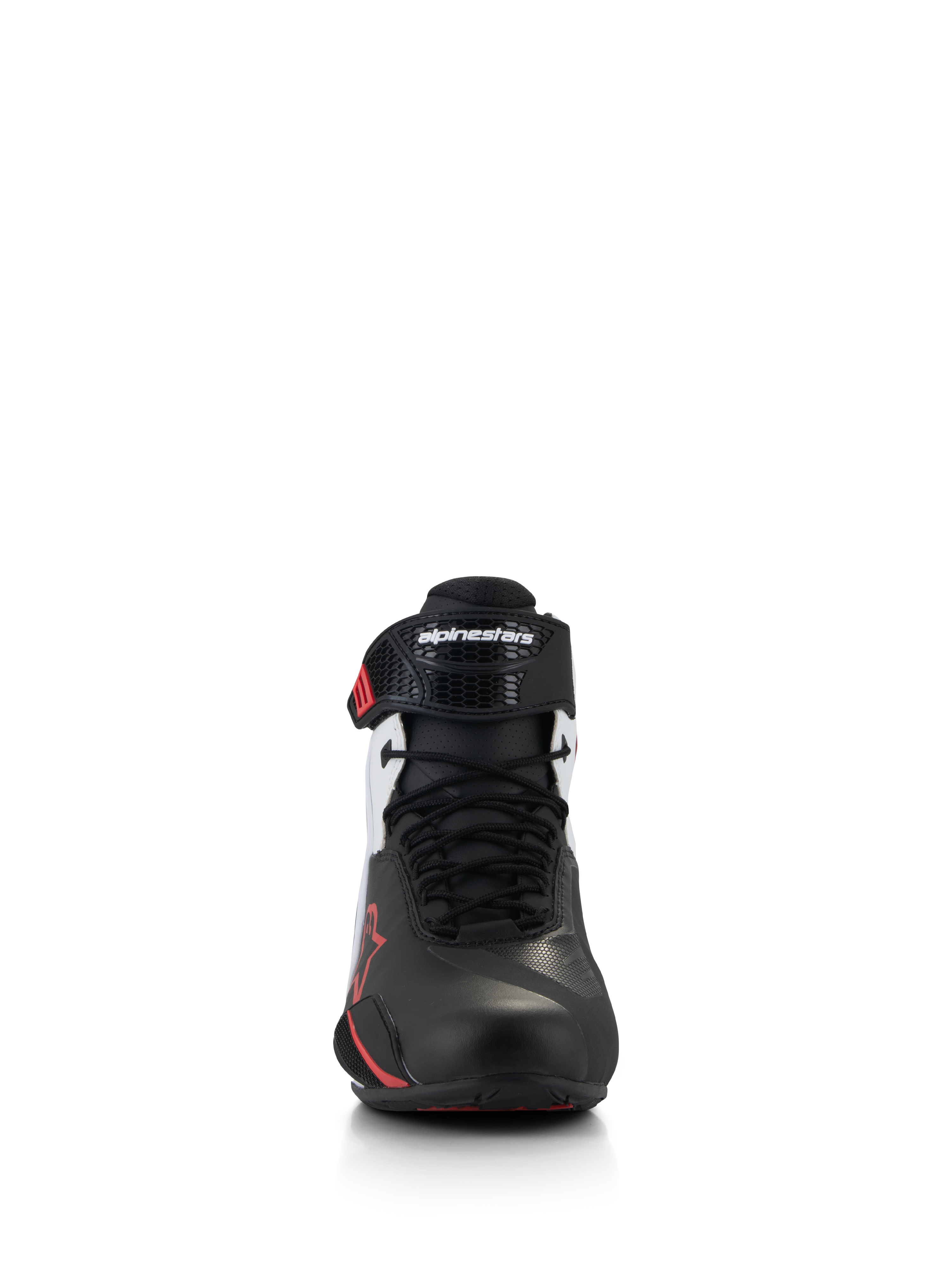 Sapatos Alpinestars Faster-4, sapatos de motociclismo, preto, branco e vermelho, vista frontal mostrando o fecho tradicional com atacadores e a correia ergonómica de tornozelo em TPR com logótipo Alpinestars, parte superior em microfibra elegante com detalhes em vermelho