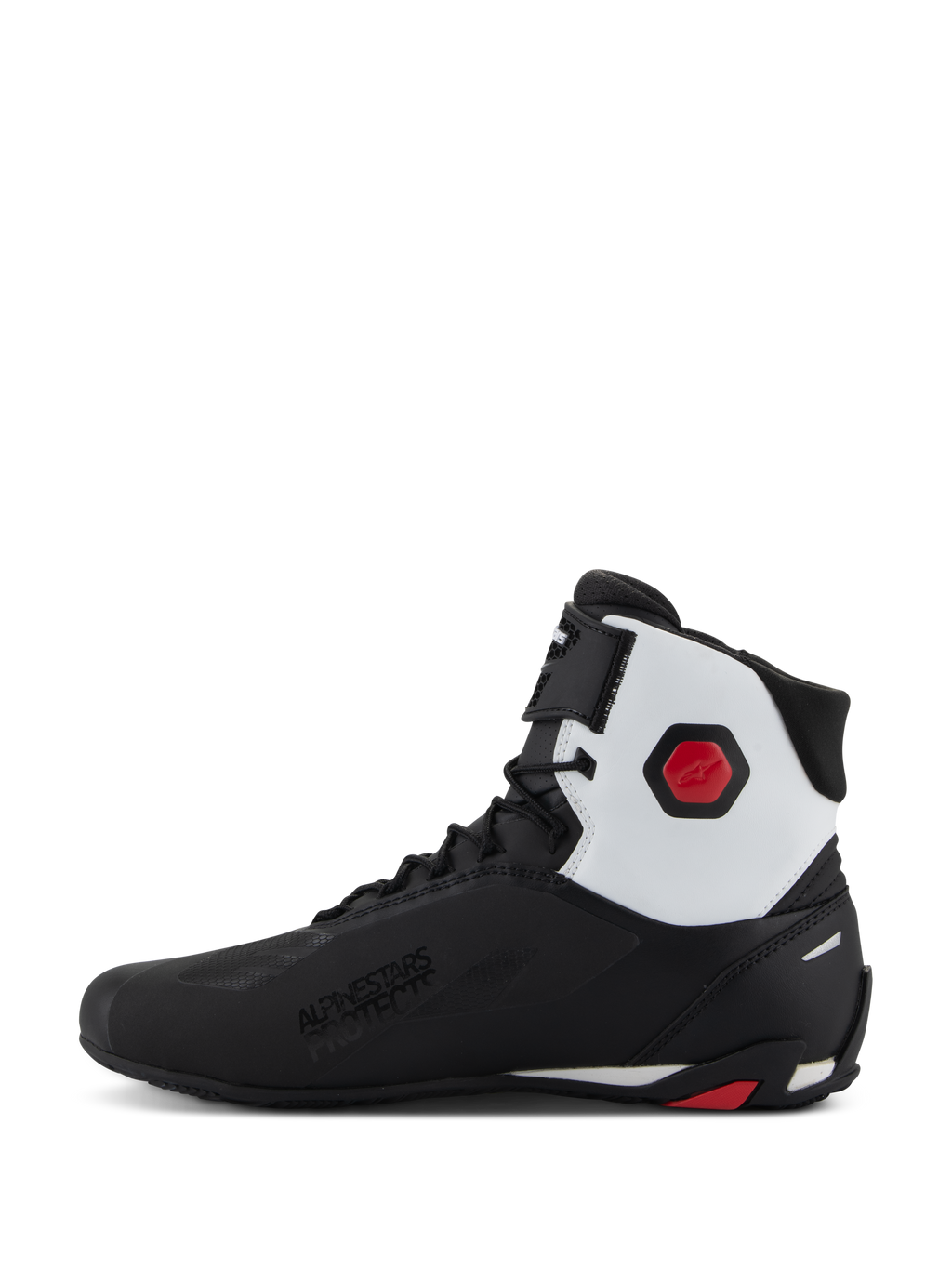 Sapatos Alpinestars Faster-4, sapatos de motociclismo, pretos, brancos e vermelhos, vista de perfil com parte superior em microfibra preta, painel de tornozelo branco, protetor hexagonal vermelho, fecho de atacadores com correia superior e logótipo 'Alpinestars Protects'.