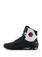 Sapatos Alpinestars Faster-4, sapatos de motociclismo, pretos, brancos e vermelhos, vista de perfil com parte superior em microfibra preta, painel de tornozelo branco, protetor hexagonal vermelho, fecho de atacadores com correia superior e logótipo 'Alpinestars Protects'.