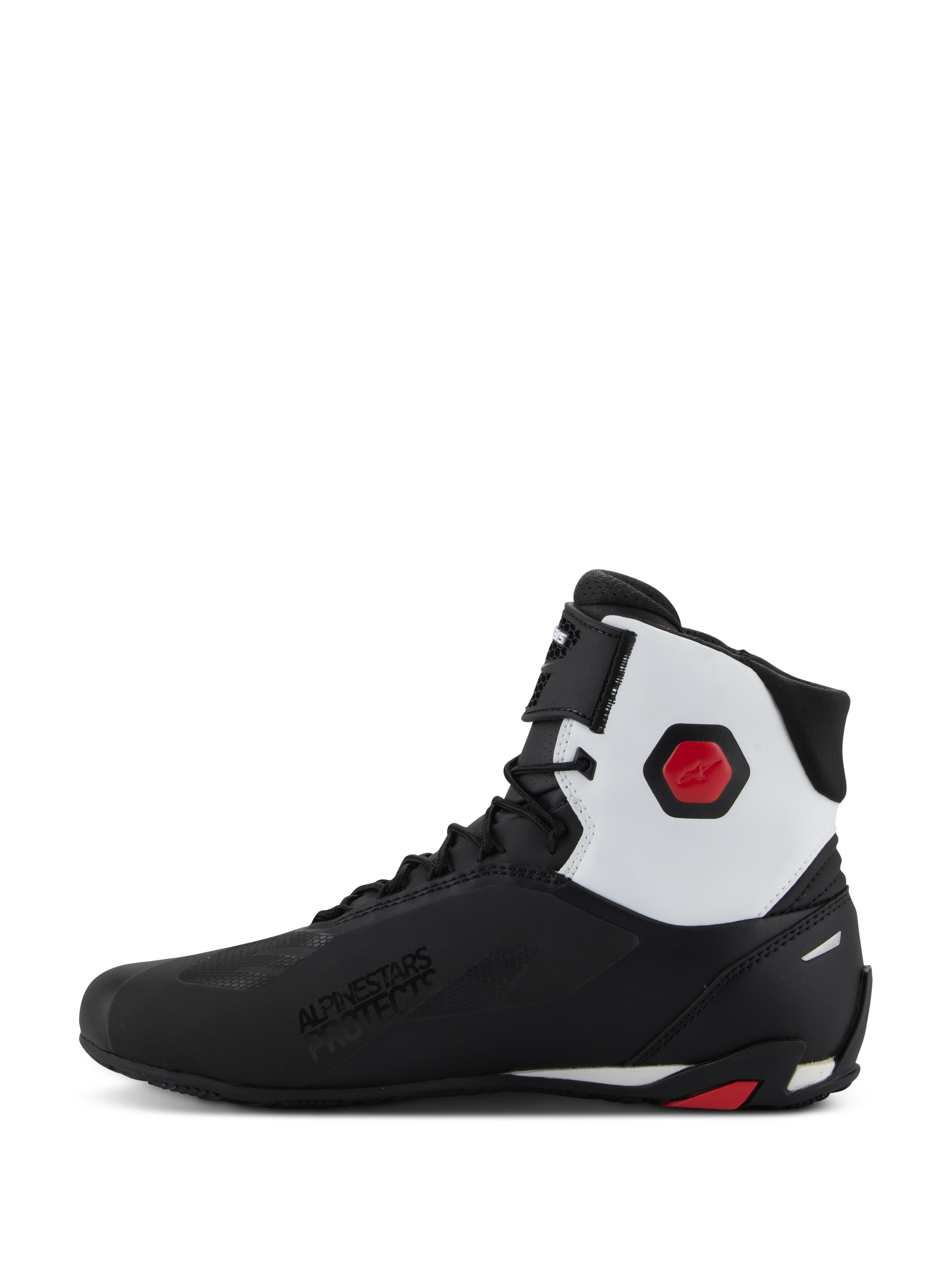 Sapatos Alpinestars Faster-4, sapatos de motociclismo, pretos, brancos e vermelhos, vista de perfil com parte superior em microfibra preta, painel de tornozelo branco, protetor hexagonal vermelho, fecho de atacadores com correia superior e logótipo 'Alpinestars Protects'.