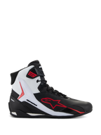 Sapatos Alpinestars Faster-4, sapatos de motociclismo de cano alto, pretos, brancos e vermelhos, com um grande logótipo de estrela vermelho, painel lateral branco com a marca Alpinestars e design desportivo de estrada
