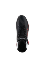 Sapatos Alpinestars Faster-4, sapatos de motociclismo, pretos com detalhes em branco e vermelho, vista superior com atacadores pretos e correia de velcro no tornozelo, logótipo de estrela Alpinestars a vermelho na lateral, realces em branco no calcanhar, biqueira com design assimétrico para a troca de mudanças