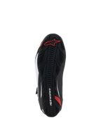 Sapatos Alpinestars Faster-4, sapatos de motociclismo, vista da sola, borracha preta com padrão de aderência texturizado, com logótipo Alpinestars vermelho e marca em branco, concebidos para condução em estrada e desportiva