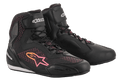 Sapatos Stella Faster-3 Rideknit® da Alpinestars para mulher, pretos com detalhes em amarelo e cor-de-rosa, sapatos de motociclismo com construção tricotada respirável, fecho de atacadores com tira de velcro no tornozelo e painéis de proteção reforçados.