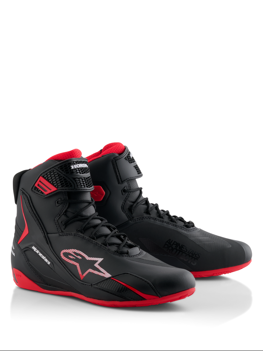 Sapatos Alpinestars Honda Faster-4, sapatos para motociclismo, pretos e vermelhos, design elegante de cano alto com fecho de atacadores e tira no tornozelo, com solas vermelhas e logótipos Alpinestars e Honda