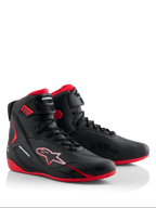 Sapatos Alpinestars Honda Faster-4, sapatos para motociclismo, pretos e vermelhos, design elegante de cano alto com fecho de atacadores e tira no tornozelo, com solas vermelhas e logótipos Alpinestars e Honda