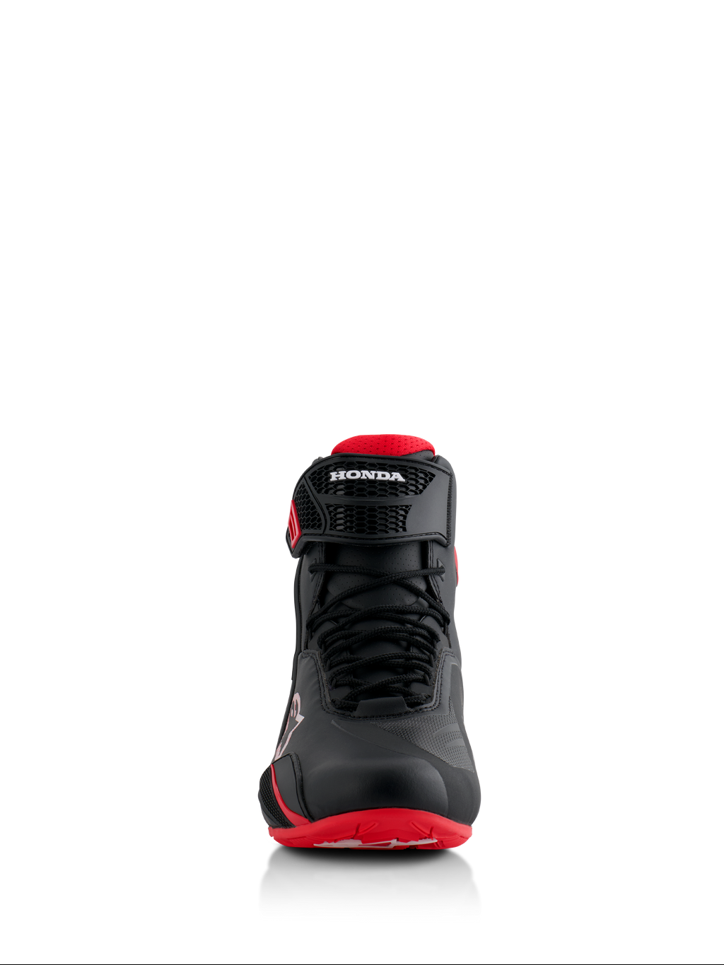 Sapatos Alpinestars Honda Faster-4, pretos e vermelhos, vista frontal, com construção em microfibra sem costuras, fecho com atacadores e correia de tornozelo ajustável com a marca Honda