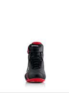 Sapatos Alpinestars Honda Faster-4, pretos e vermelhos, vista frontal, com construção em microfibra sem costuras, fecho com atacadores e correia de tornozelo ajustável com a marca Honda