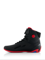 Sapatos Alpinestars Honda Faster-4, sapatos de motociclismo, pretos e vermelhos, vista de perfil lateral, com sola vermelha vibrante e protetor de tornozelo hexagonal, estilo sapatilha de cano alto com fecho de atacadores e tira de velcro, marca 'Alpinestars Protects', calçado de performance para condução em estrada