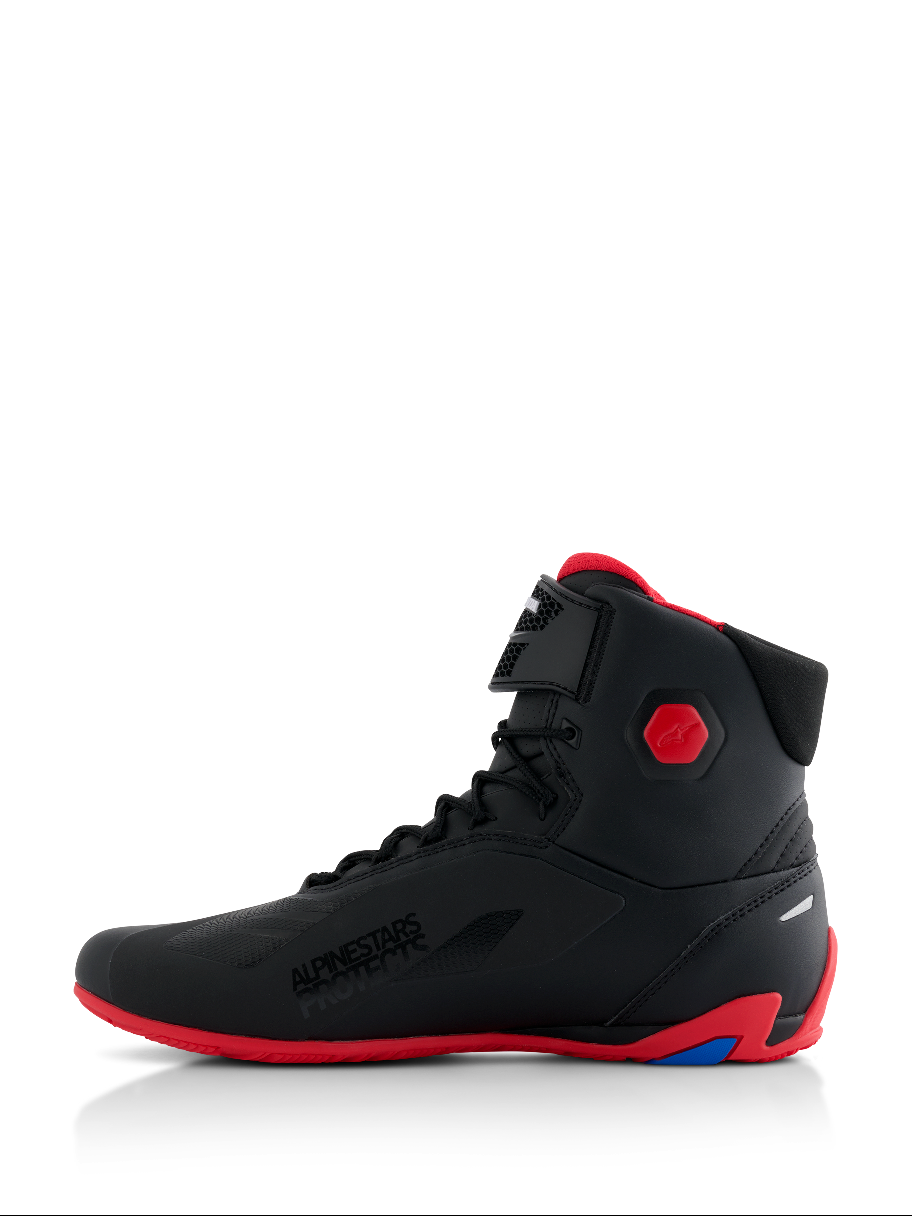 Sapatos Alpinestars Honda Faster-4, sapatos de motociclismo, pretos e vermelhos, vista de perfil lateral, com sola vermelha vibrante e protetor de tornozelo hexagonal, estilo sapatilha de cano alto com fecho de atacadores e tira de velcro, marca 'Alpinestars Protects', calçado de performance para condução em estrada
