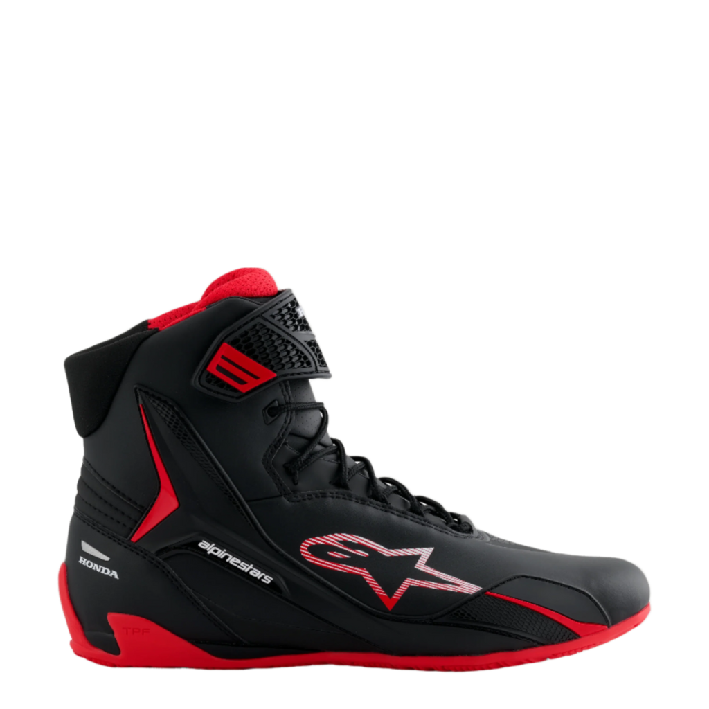 Sapatos Alpinestars Honda Faster-4, sapatos de condução de cano alto em preto e vermelho, design elegante em microfibra com logótipo de estrela listrada, sola vermelha e interior almofadado, logótipo Honda no calcanhar, calçado de performance para desportos motorizados