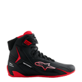 Sapatos Alpinestars Honda Faster-4, sapatos de condução de cano alto em preto e vermelho, design elegante em microfibra com logótipo de estrela listrada, sola vermelha e interior almofadado, logótipo Honda no calcanhar, calçado de performance para desportos motorizados