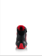Sapatos Alpinestars Honda Faster-4, sapatos de motociclismo, pretos e vermelhos, vista traseira mostrando a marca Honda branca e o contraforte do calcanhar em TPU vermelho, colarinho acolchoado com forro de malha vermelha, detalhes refletores para segurança