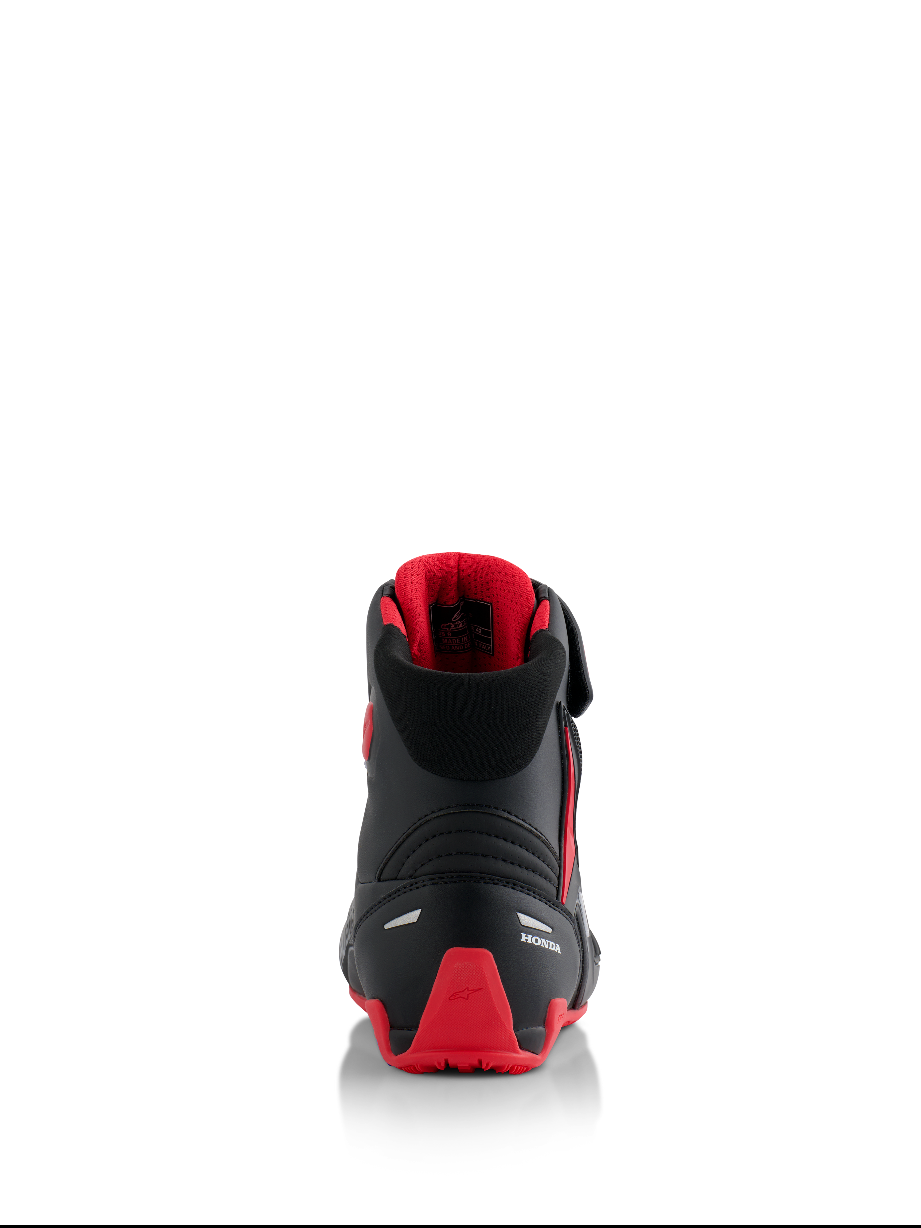 Sapatos Alpinestars Honda Faster-4, sapatos de motociclismo, pretos e vermelhos, vista traseira mostrando a marca Honda branca e o contraforte do calcanhar em TPU vermelho, colarinho acolchoado com forro de malha vermelha, detalhes refletores para segurança