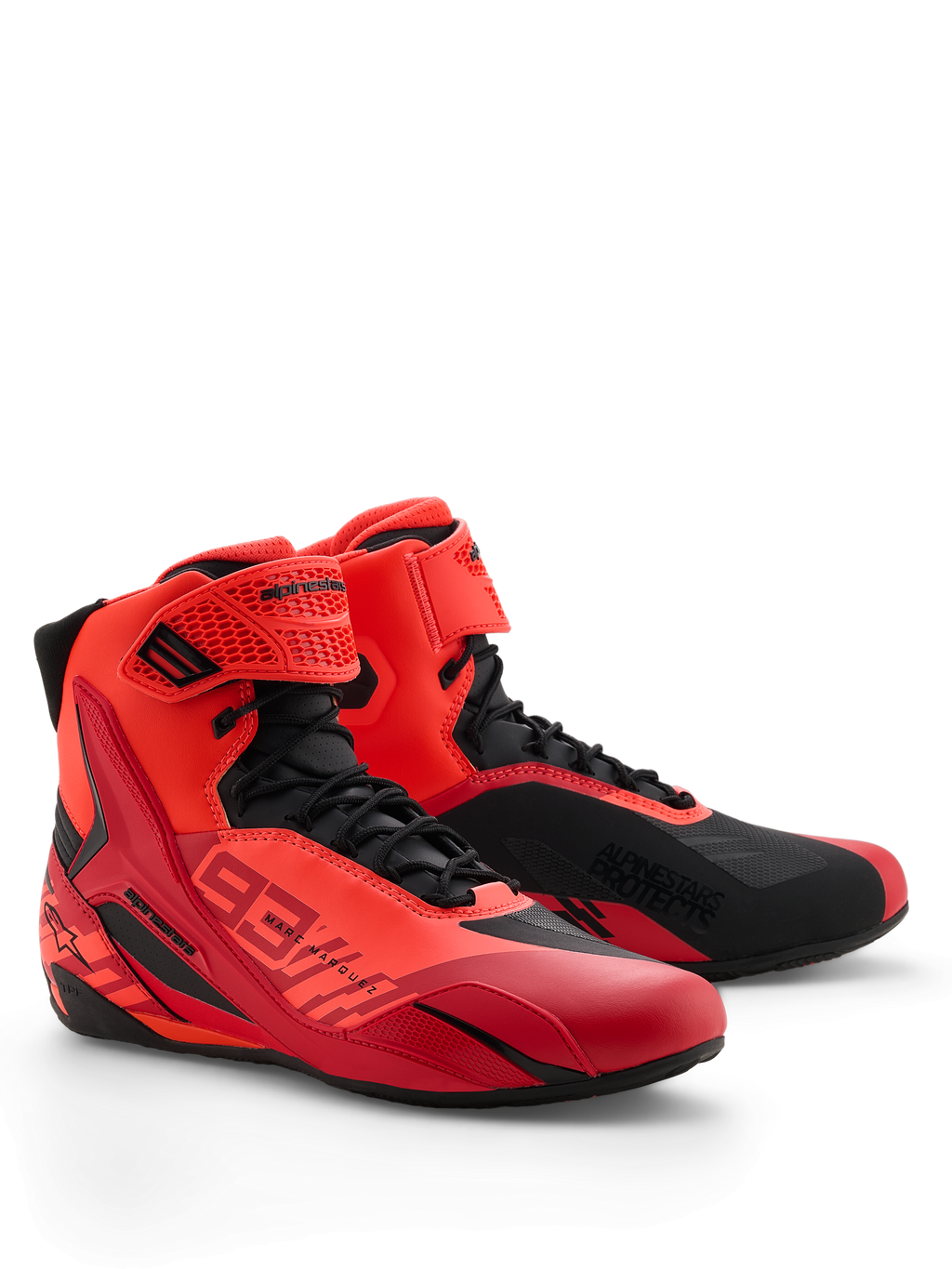 Sapatos Alpinestars MM93 Faster-4, sapatos para motociclismo, vermelho fluo, vermelho brilhante e preto, perspetiva frontal direita, com a marca Marc Marquez 93, fecho de atacadores tradicional com tira de gancho e laço, design desportivo com detalhes protetores em TPU e construção leve em microfibra.