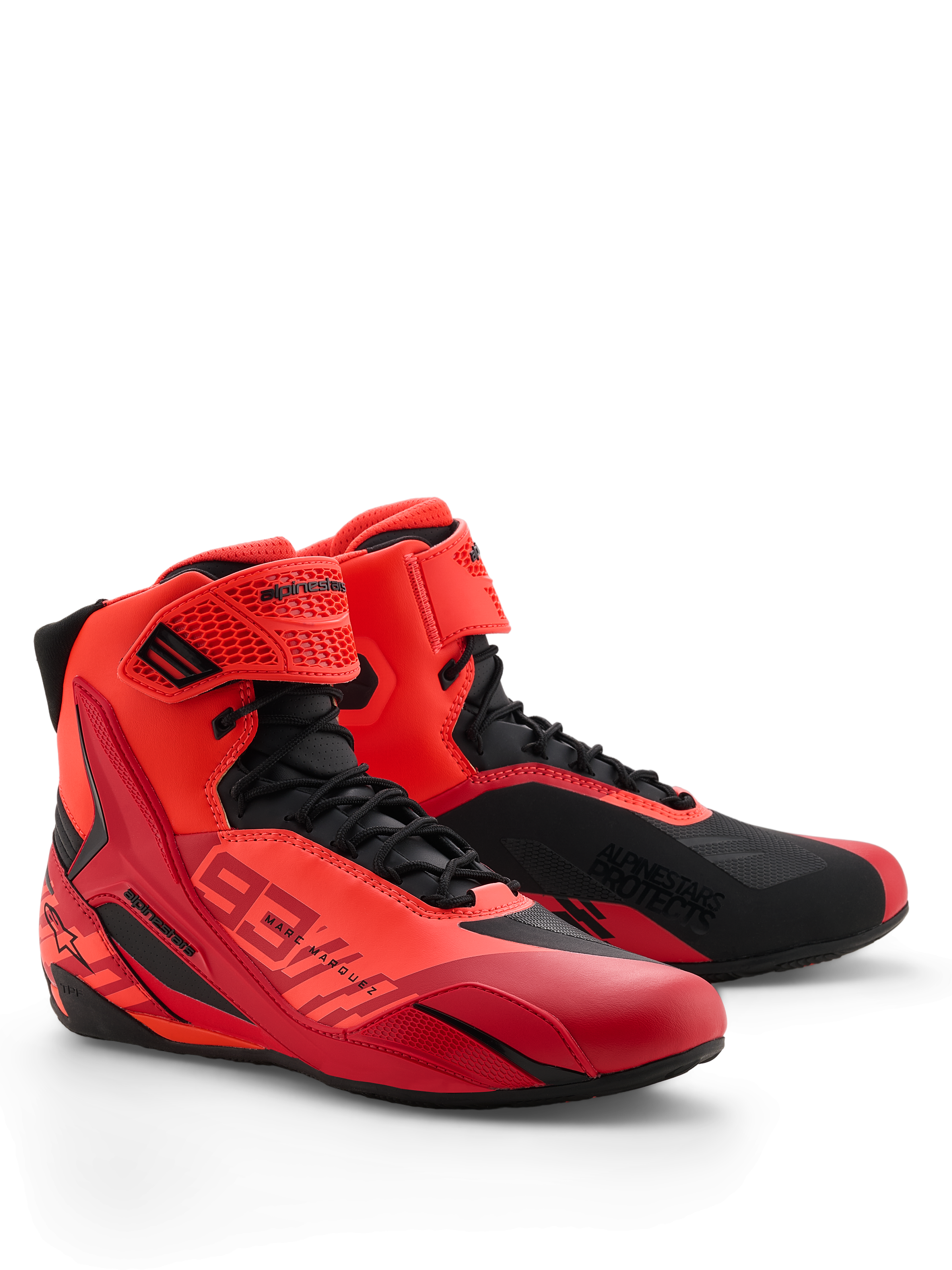 Sapatos Alpinestars MM93 Faster-4, sapatos para motociclismo, vermelho fluo, vermelho brilhante e preto, perspetiva frontal direita, com a marca Marc Marquez 93, fecho de atacadores tradicional com tira de gancho e laço, design desportivo com detalhes protetores em TPU e construção leve em microfibra.
