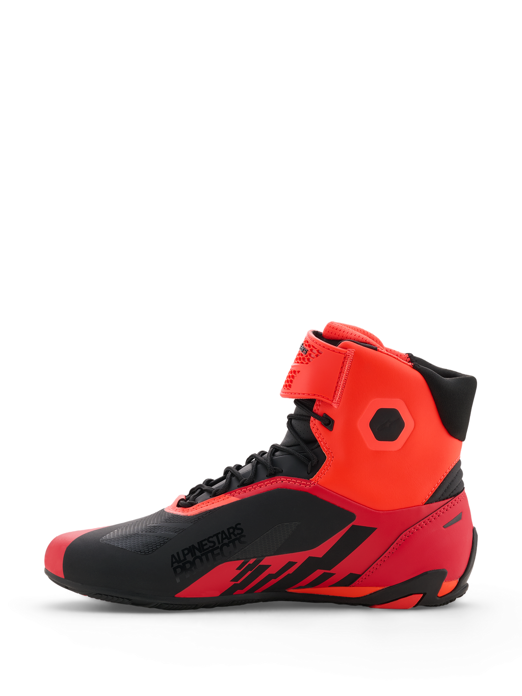 Sapatos Alpinestars MM93 Faster-4, sapatos de motociclismo, vermelho fluo e preto, vista de perfil lateral exibindo a construção em microfibra técnica, fecho de atacadores com correia de tornozelo de gancho e laço, marcação 'ALPINESTARS PROTECTS' na lateral, design de inspiração desportiva para condução em estrada