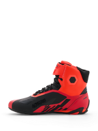 Sapatos Alpinestars MM93 Faster-4, sapatos de motociclismo, vermelho fluo e preto, vista de perfil lateral exibindo a construção em microfibra técnica, fecho de atacadores com correia de tornozelo de gancho e laço, marcação 'ALPINESTARS PROTECTS' na lateral, design de inspiração desportiva para condução em estrada