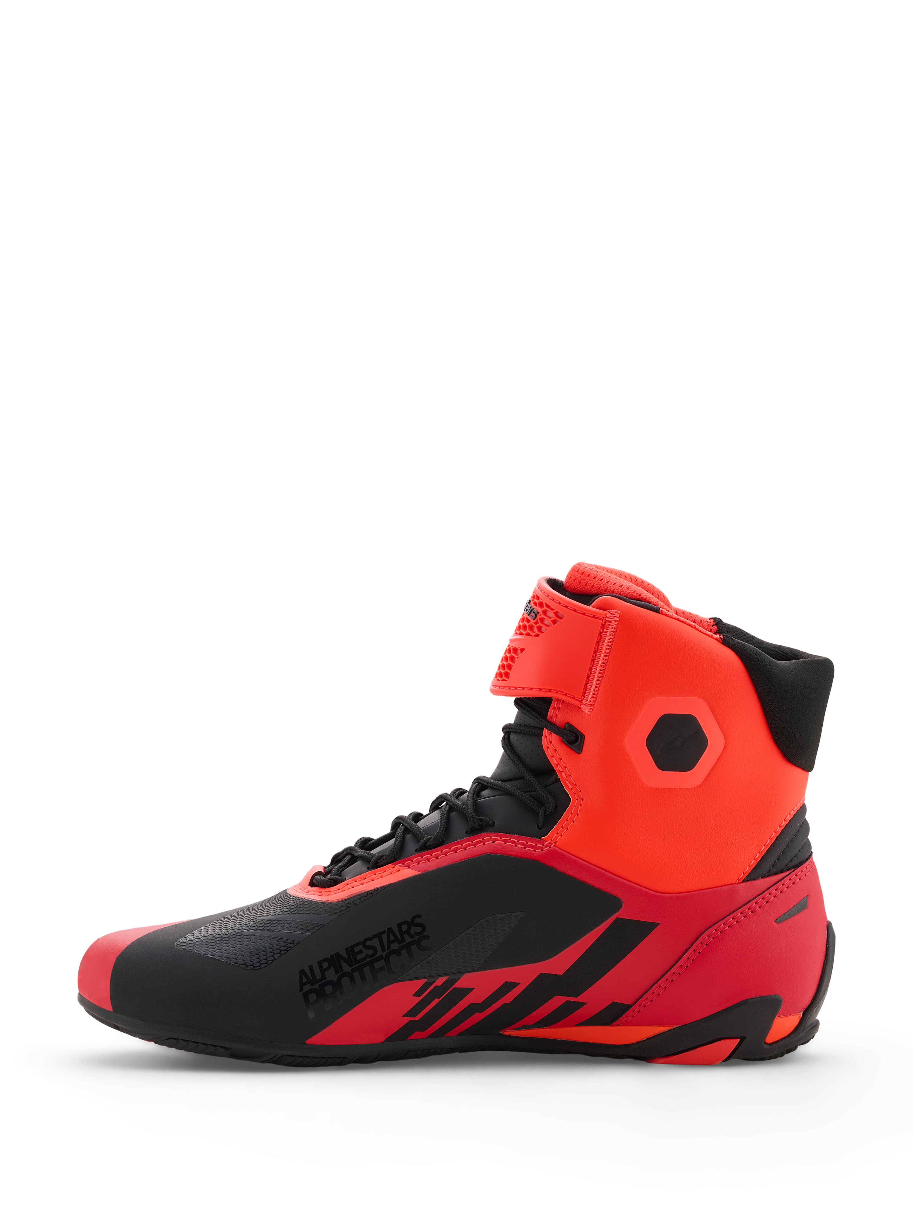 Sapatos Alpinestars MM93 Faster-4, sapatos de motociclismo, vermelho fluo e preto, vista de perfil lateral exibindo a construção em microfibra técnica, fecho de atacadores com correia de tornozelo de gancho e laço, marcação 'ALPINESTARS PROTECTS' na lateral, design de inspiração desportiva para condução em estrada