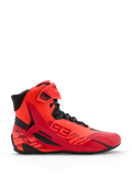 Alpinestars MM93 Faster-4 Shoes, sapatos para motociclismo, vermelho fluo, vermelho brilhante e preto, vista lateral de perfil, com marcação 93 Marc Marquez em destaque, fecho de atacadores com tira de tornozelo de gancho e laço e detalhes de proteção em TPR