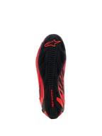 Sapatos Alpinestars MM93 Faster-4, sapatos de motociclismo, vermelho fluo, vermelho brilhante e preto, vista da sola inferior mostrando o padrão de aderência em borracha texturizada, com a marca Alpinestars em vermelho no calcanhar e na parte frontal, design de calçado desportivo e de competição de alta performance