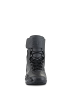 Sapatos de Motociclismo Alpinestars Superfaster, Pretos, vista frontal de calçado de motociclismo de cano alto com sistema de atacadores rápidos, tira superior larga com logótipo em relevo e design protetor aerodinâmico