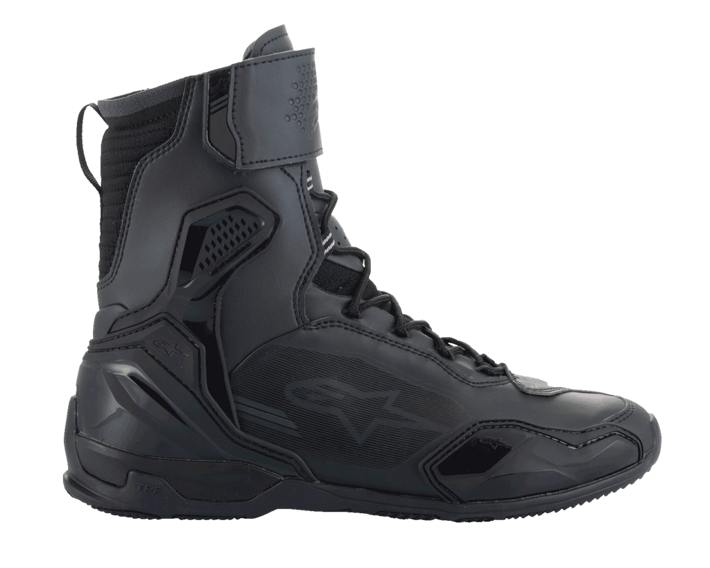 Alpinestars Superfaster Shoes, sapatos de motociclismo, pretos, perfil de cano alto com sistema de atacadores rápidos e tira no tornozelo, com painéis de microfibra e Rideknit, contraforte de calcanhar em TPU reforçado e proteção na biqueira, design atlético elegante para condução em estrada