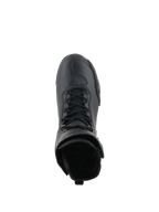 Sapatos Alpinestars Superfaster, sapatos de motociclismo, totalmente pretos, vista superior destacando o sistema de atacadores rápidos e a gola de cano alto, design técnico elegante com biqueira reforçada.