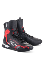 Sapatos Alpinestars Superfaster, sapatos de motociclismo, pretos, vermelho vivo e brancos, design de cano alto com sistema de atacadores rápidos, proteção reforçada no tornozelo e calcanhar, com logótipo Alpinestars e construção em microfibra técnica