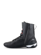 Sapatos Alpinestars Superfaster, sapatos de motociclismo de cano alto, pretos com detalhes em vermelho vivo e branco, com fecho de correr lateral, sistema de atacadores rápidos e contraforte de calcanhar em TPU reforçado, design desportivo para condução em estrada e desportiva