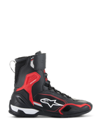 Alpinestars Superfaster Shoes, sapatos de motociclismo, pretos, vermelho brilhante e brancos, vista lateral com cano alto, proteção contra impacto em TPU vermelho e logótipo Alpinestars branco, calçado de estrada protetor de estilo desportivo