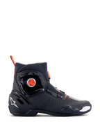 Alpinestars SP-2 Riding Shoes, calçado desportivo de motociclismo, pretos com detalhes em vermelho fluo, vista lateral com sistema de fecho rápido BOA, painéis de microfibra perfurada para ventilação, logótipo Alpinestars branco no calcanhar, design moderno com acabamentos mate e brilhante