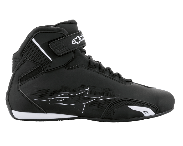 Sapatos Sektor Alpinestars, sapatos de motociclismo, pretos e brancos, perfil lateral com parte superior em microfibra leve, sistema de amarração rápida e tira de velcro no tornozelo com logótipo branco, design protetor elegante para condução em estrada
