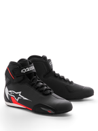 Alpinestars Sektor Shoe, sapatos de motociclismo, preto, branco e vermelho fluo, com um chassis elegante em microfibra, sistema de atacadores rápidos com tira de gancho e laço no tornozelo, e um grande logótipo de estrela branco com detalhes vermelhos na lateral