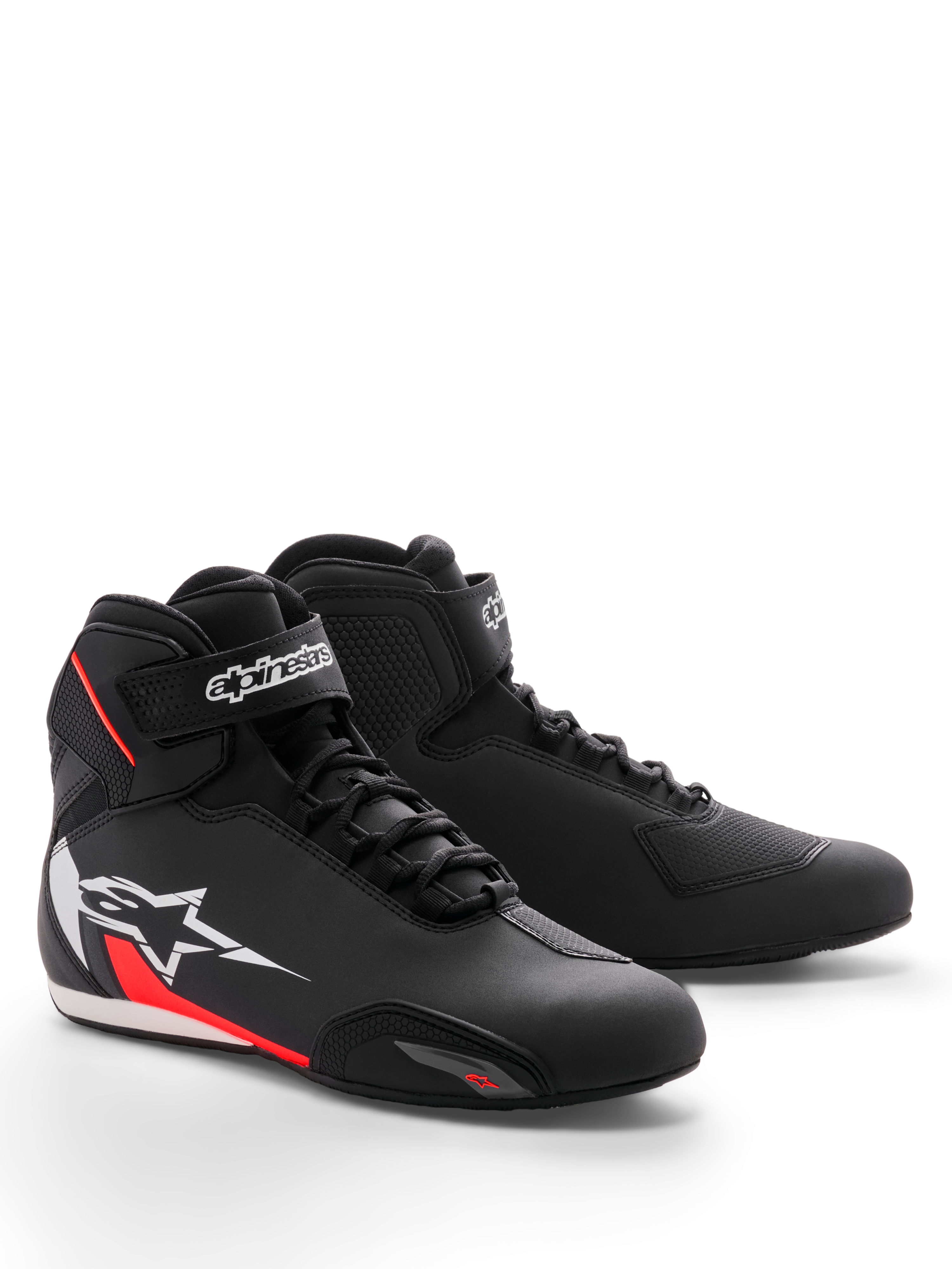 Alpinestars Sektor Shoe, sapatos de motociclismo, preto, branco e vermelho fluo, com um chassis elegante em microfibra, sistema de atacadores rápidos com tira de gancho e laço no tornozelo, e um grande logótipo de estrela branco com detalhes vermelhos na lateral