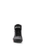 Alpinestars Sektor Shoe, sapato de motociclismo, preto, vista frontal mostrando o chassis em microfibra, sistema de atacadores rápidos e tira no tornozelo com logótipo Alpinestars branco, design atlético elegante para condução em estrada